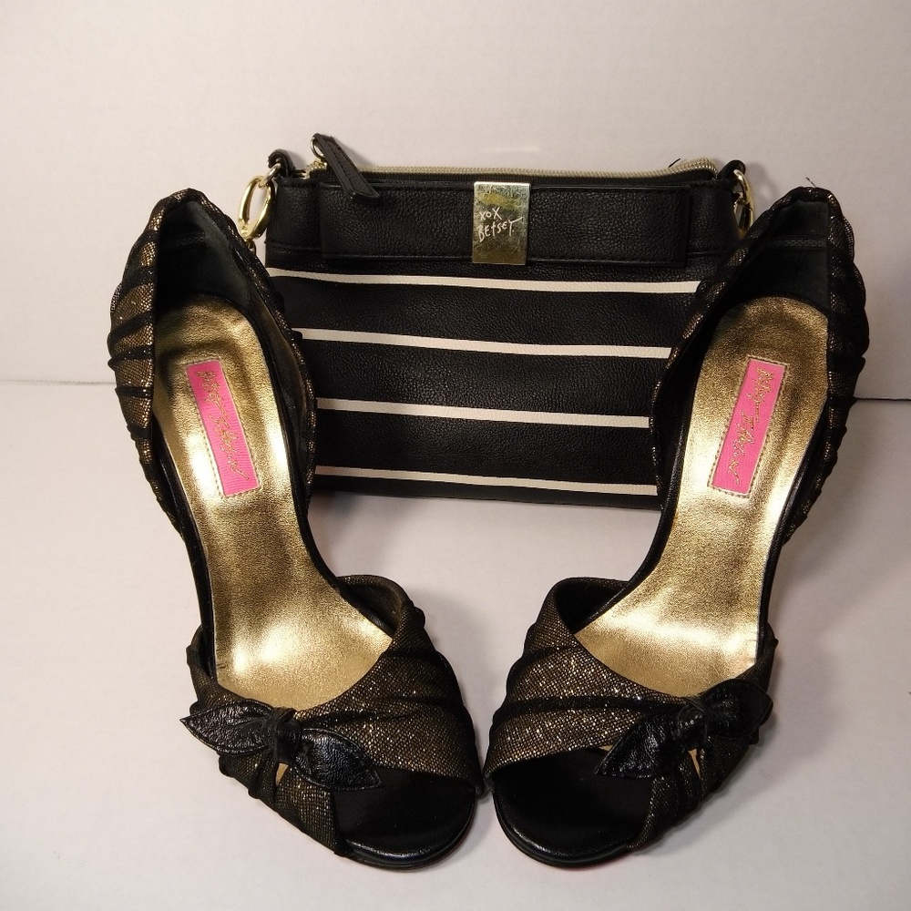 Betsey Johnson pumps size 6